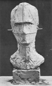 Обрубовка глиняной головы Гудона