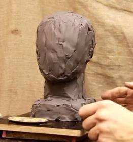 Обрубовка глиняной головы Гудона